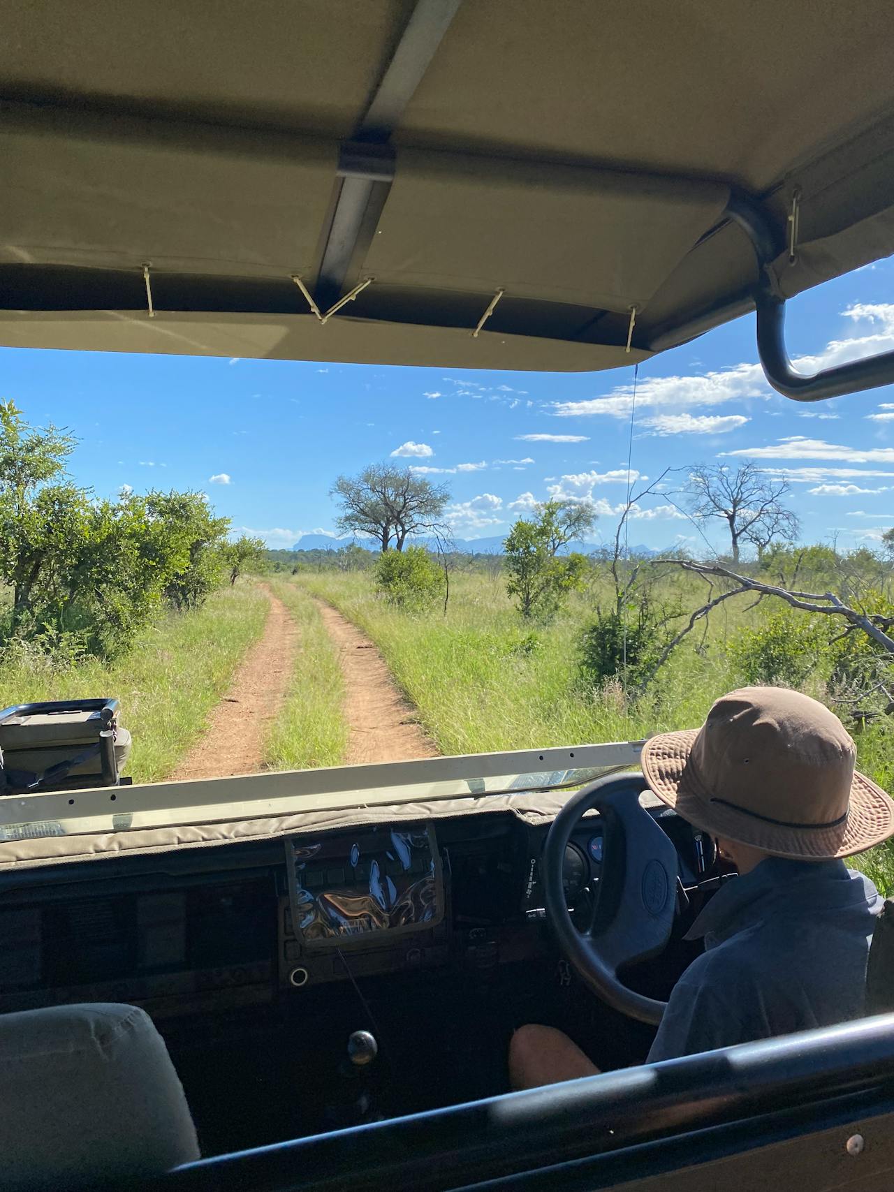 Kenya self-drive safari guide showing a 4x4 vehicle in the savannah during a game drive